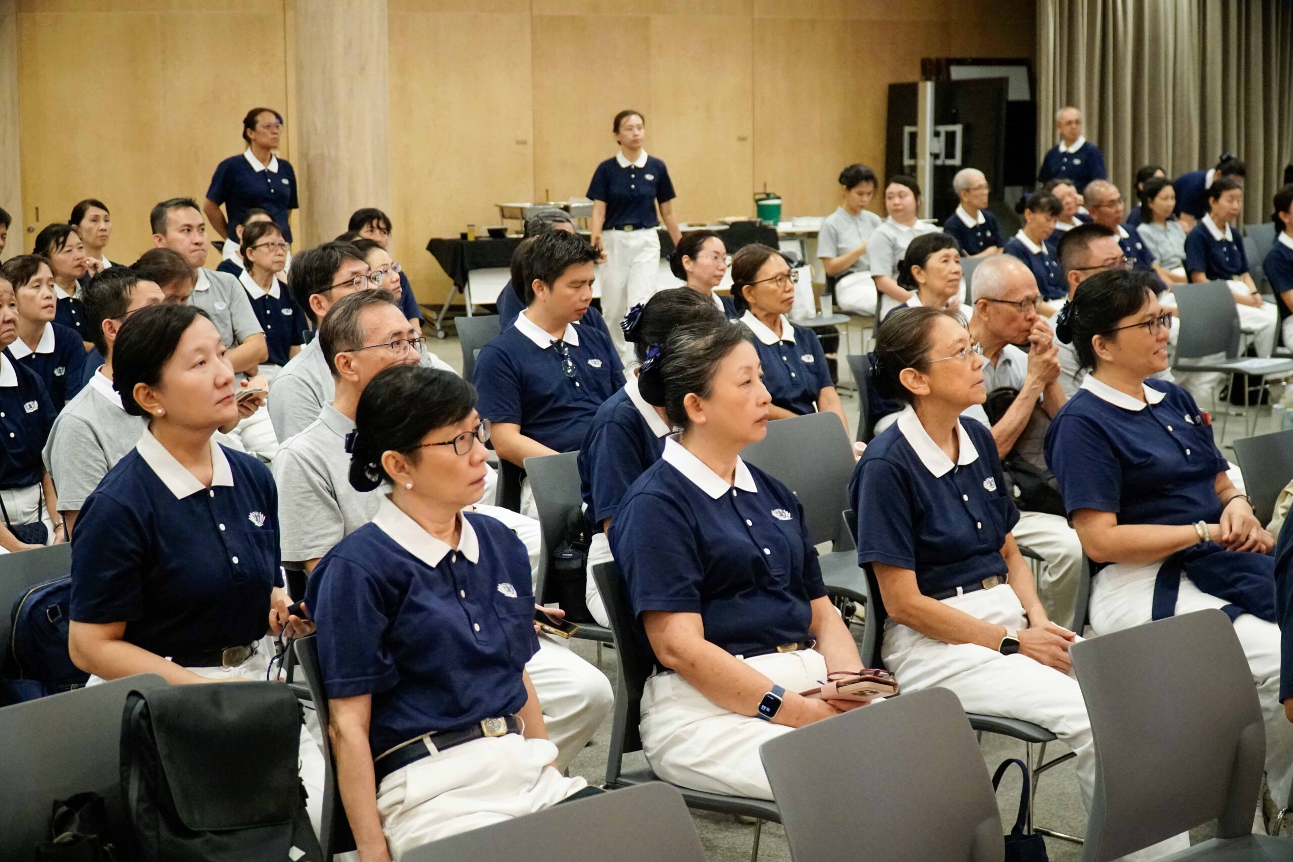 联谊过程中,与会者专心听讲。摄/ 郑炳荣